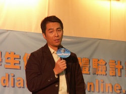 聆聽資深記者張炳玲小姐, 李燦榮先生, 鄧景輝先生, 影視處及香港電台的代表分享