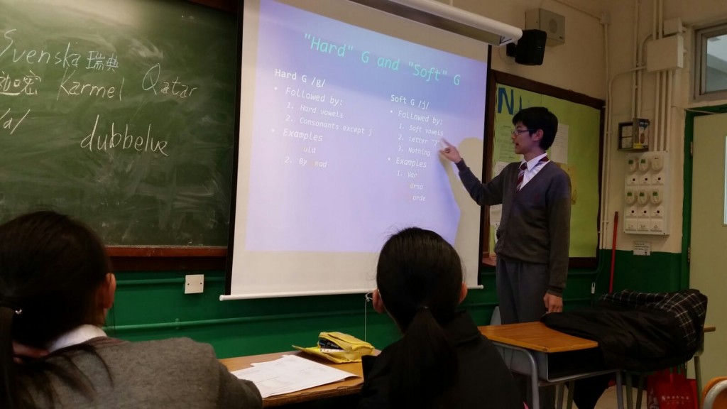 A student teaching Swedish grammar to his schoolmates