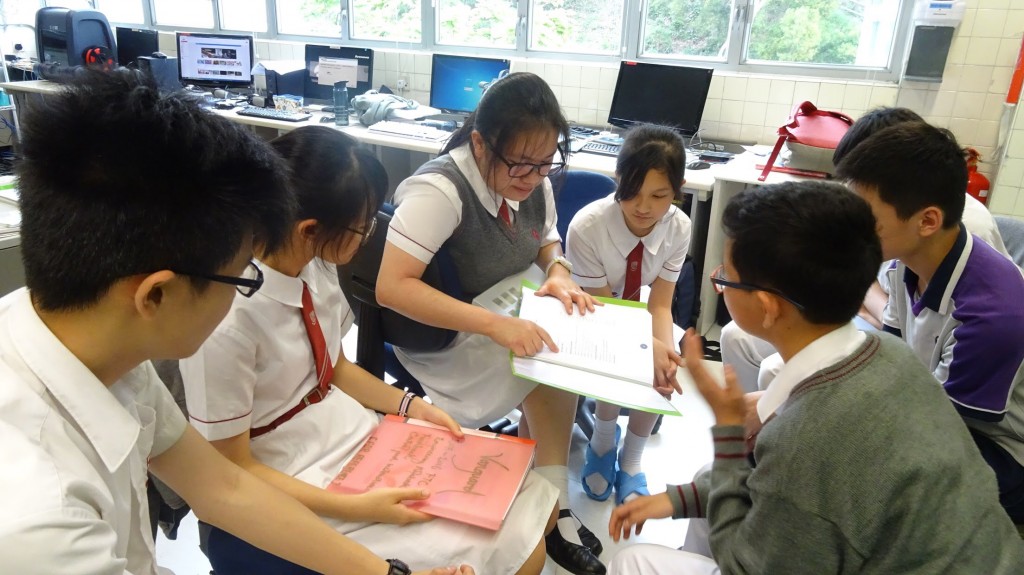 Students discussing how to build the robot